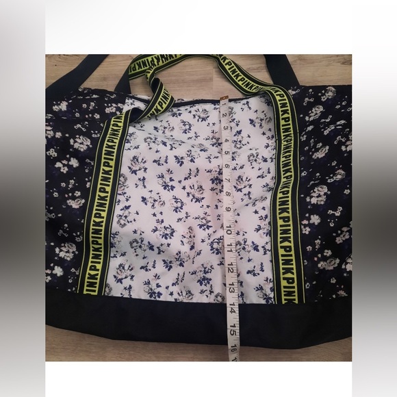 PINK VS Floral duffel bag - Picture 4 of 7